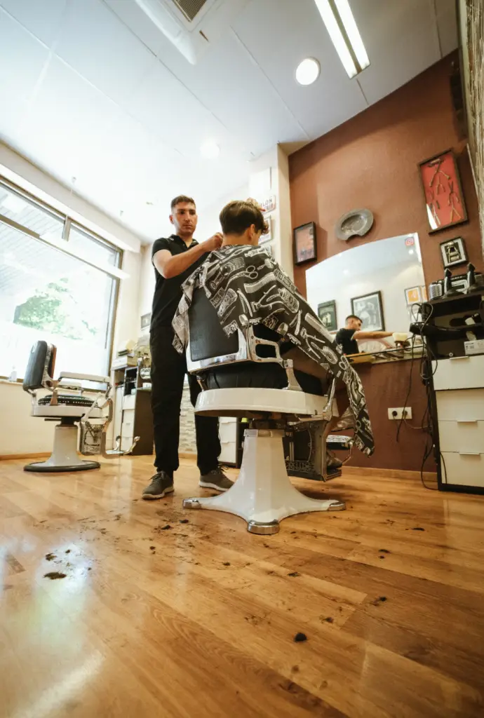 barbero cortando el pelo- degradado hombre
