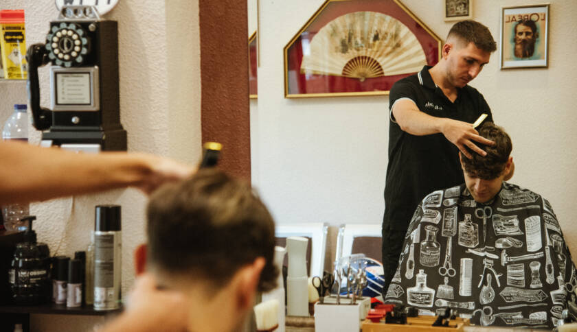 Corte de pelo en la barbería de Salamanca