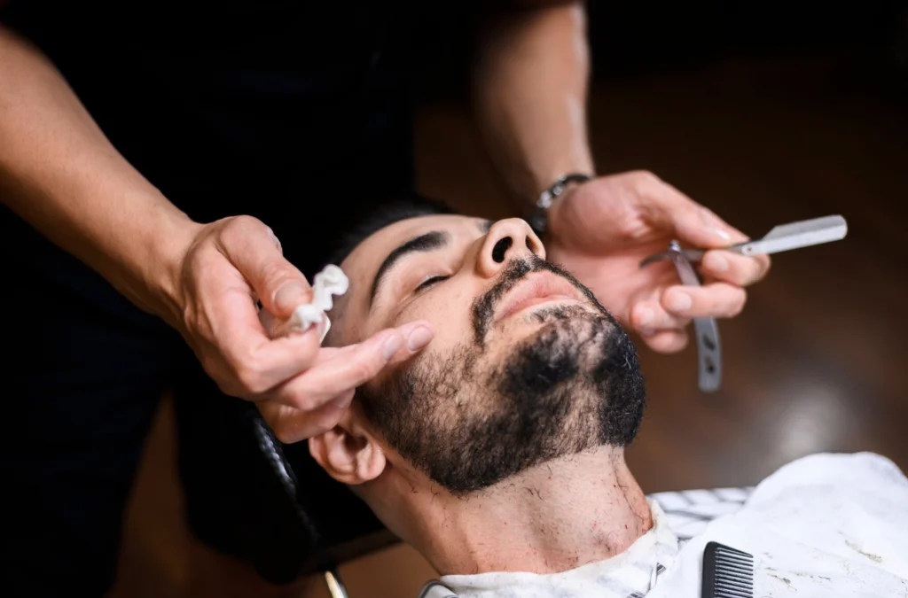 servicio de corte de barba en la barbería de salamanca