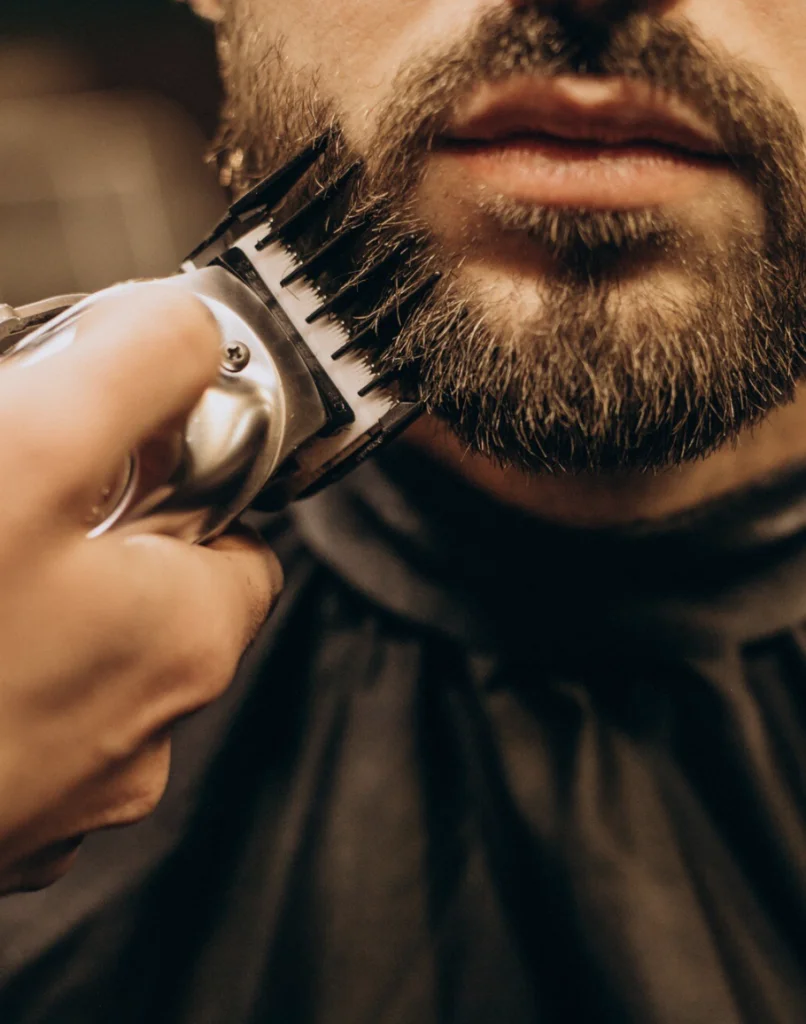 Barbero arreglando barba