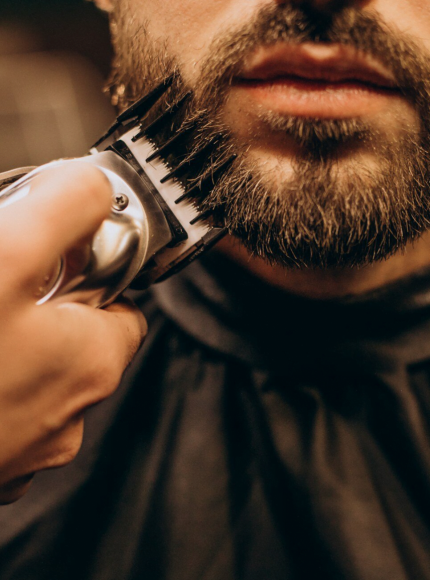 barbero arreglando barba